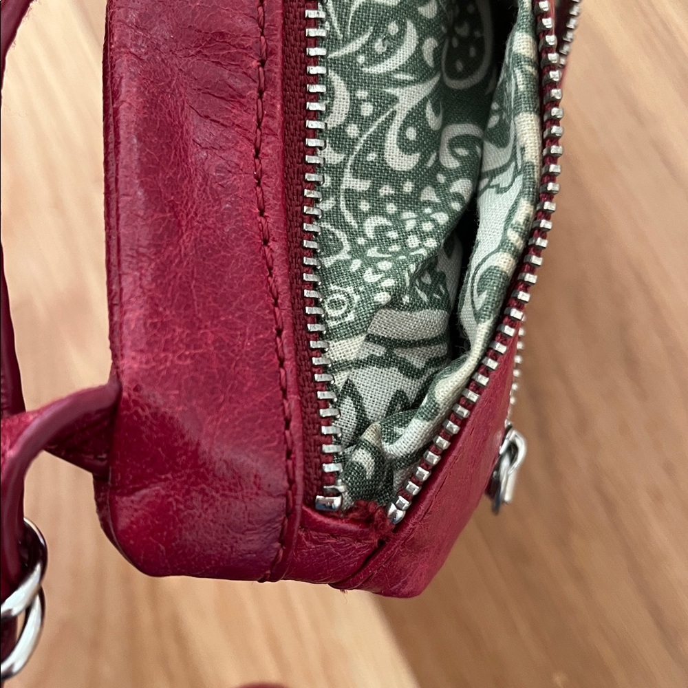 Hobo Burgundy Leather Crossbody Bag 3 Zippered Pockets - Picture 9 of 11